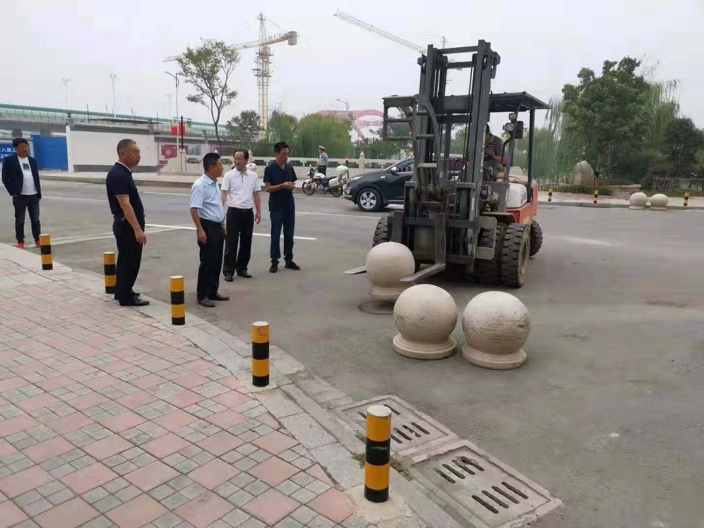 为向新中国成立七十周年献礼，市城建集团攻坚克难，实现了北门棚改区域民生路10月1日零时顺利通车。国庆假期，市城建集团坚持做好一线工作，在与交警部门共同做好民生路通车保障工作外，抓细节，抓落实，确保其他各项工作有序推进。.jpg